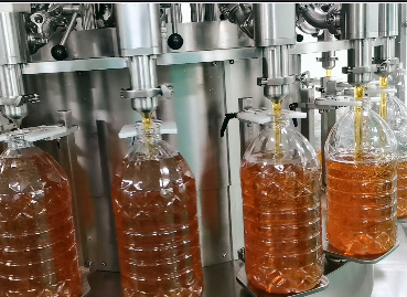 旋轉(zhuǎn)稱重式灌裝機現(xiàn)場 旋轉(zhuǎn)稱重式灌裝機現(xiàn)場