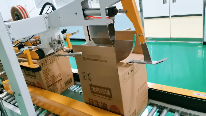 客戶灌裝生產(chǎn)線實(shí)拍——全自動(dòng)封箱機(jī)工作現(xiàn)場(chǎng)