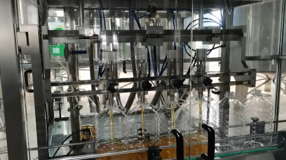 珠海精廣為廣西客戶定制四頭流量計式灌裝機調(diào)試中