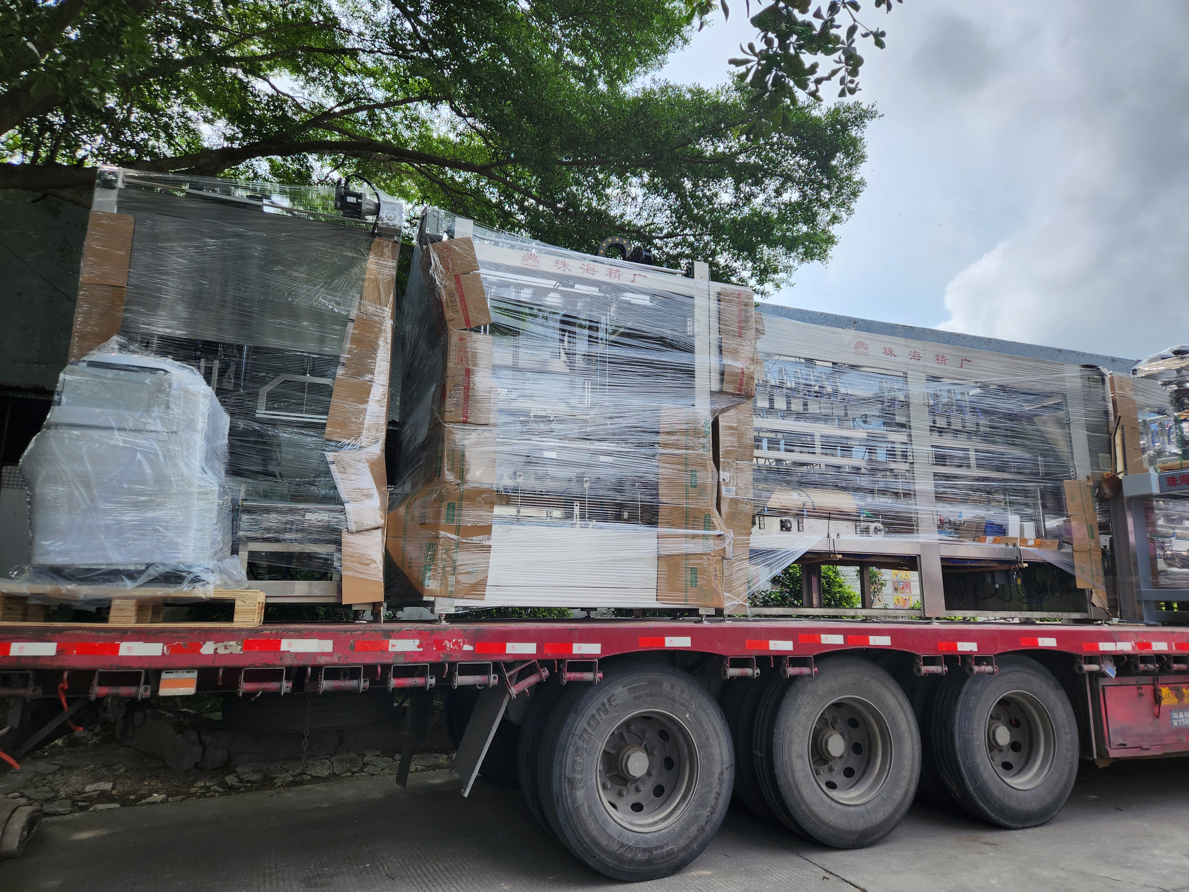 精廣公司為四川客戶定制的全套灌裝包裝設(shè)備裝車發(fā)貨