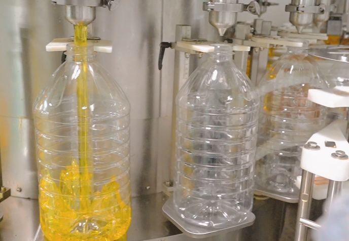 灌裝設(shè)備灌玻璃瓶和塑料瓶的區(qū)別 灌裝設(shè)備灌玻璃瓶和塑料瓶的區(qū)別