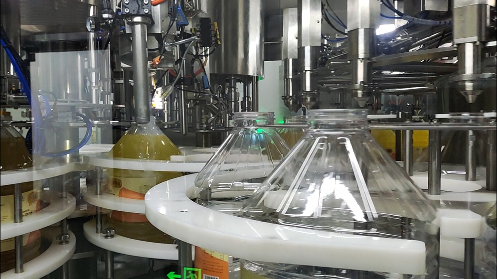 食用油灌裝機(旋轉(zhuǎn)稱重式) 食用油灌裝機(旋轉(zhuǎn)稱重式)